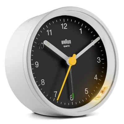 Immagine di Orologio Sveglia Analogico Classico Braun con Snooze e Luce, Movimento al Quarzo silenzioso, Suono Beep crescendo, colore nero bianco, modello BC12WB.