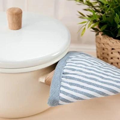 Immagine di Sancarlos Confezione da 2 impugnature per pentola cucina, colore blu e bianco, 100% cotone, resistenti al calore.