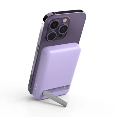 Immagine di Belkin Batteria esterna wireless magnetica da 5.000 mAh, caricabatteria portatile con MagSafe, ricarica passante, uscita 7,5 W, ingresso 10 supporto estraibile, iPhone 16/15/14/13/12 viola