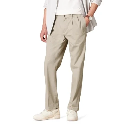 Immagine di Amazon Essentials Pantaloni chino plissettati dal taglio classico e resistenti alle pieghe (disponibili nelle taglie Big &amp; Tall) Uomo, Marrone Kaki, 56W / 34L