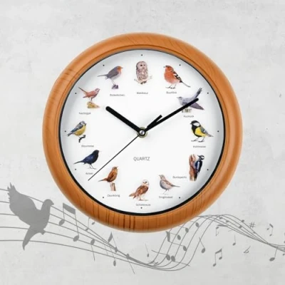 Immagine di Easymaxx Orologio da parete con 12 immagini e versi realistici di uccelli canterini, spegnimento automatico tra le ore 21 5, telaio effetto legno, richiede batterie tipo AA, 25 x 4 cm