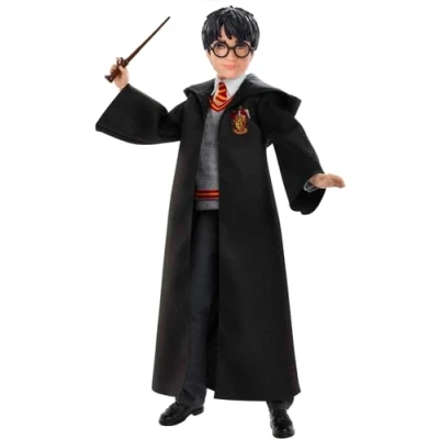 Immagine di Mattel Harry Potter Potter, personaggio da collezionare alto 25 cm, con uniforme di Hogwarts, morbido mantello Grifondoro e bacchetta, giocattolo per bambini, 6+ anni, FYM50