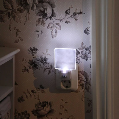 Immagine di Star 357 11 Lampadina a LED con sensore di luminosità E27, 230 V, dimensioni 7,5 x 11,4 cm, vetro